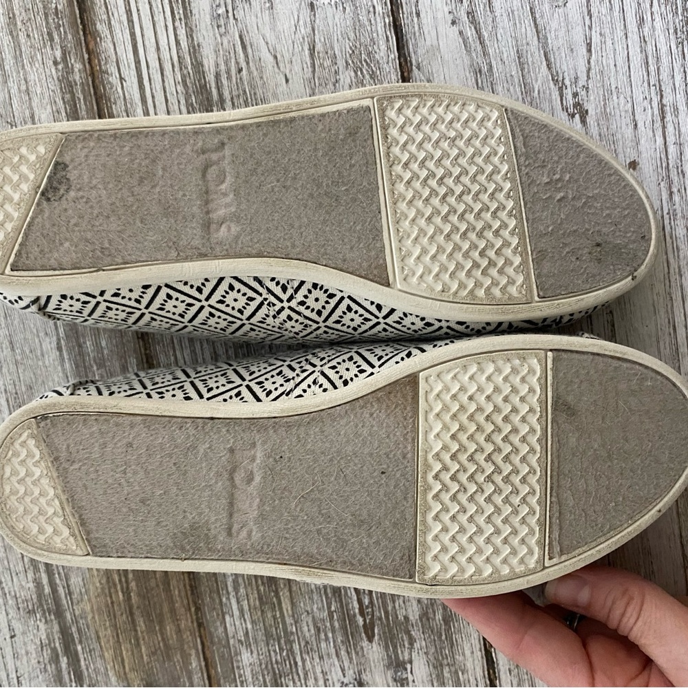 Women’s Toms size 6 - Picture 6 of 6